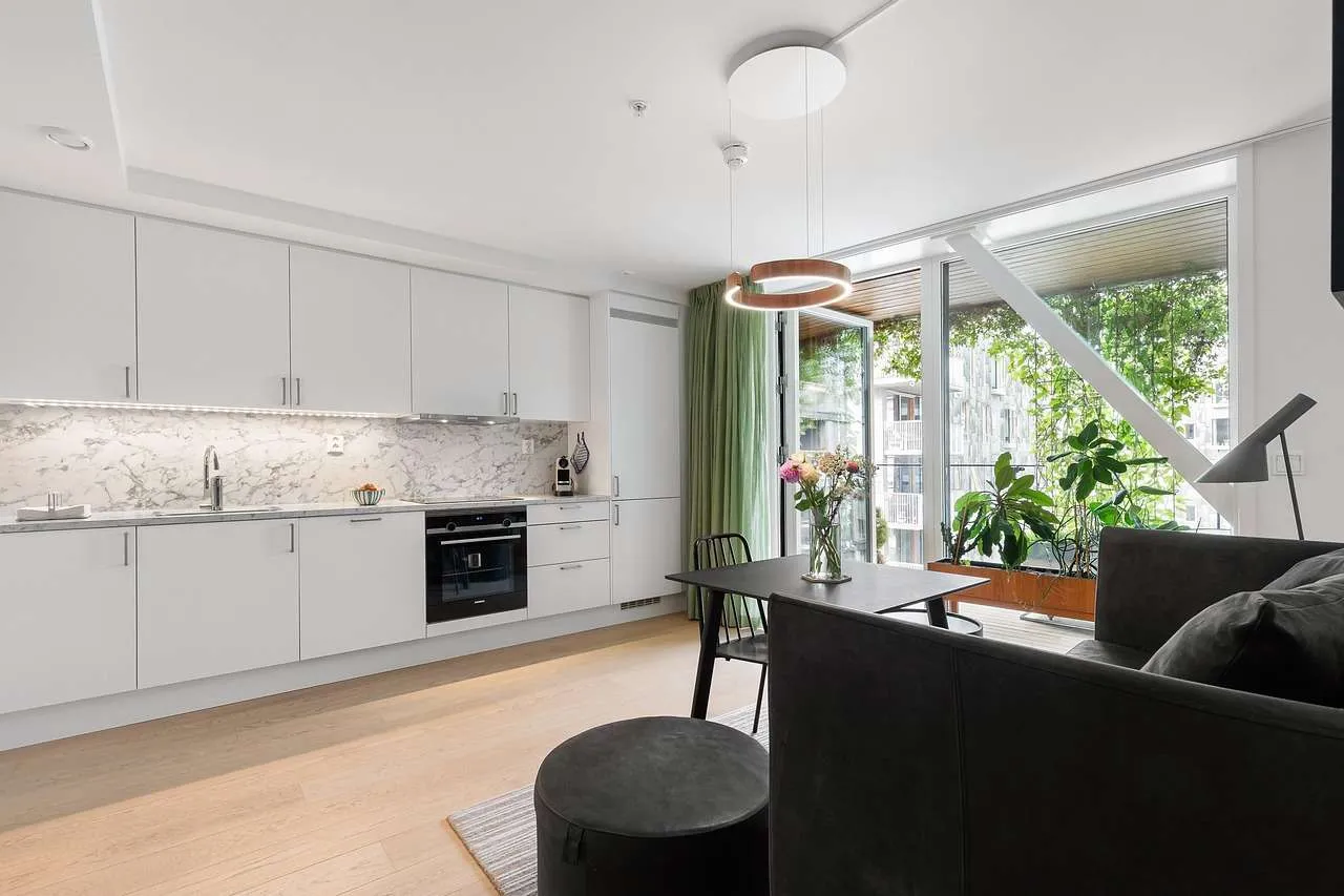 Home Window Repair: DIY vs Pro Guide